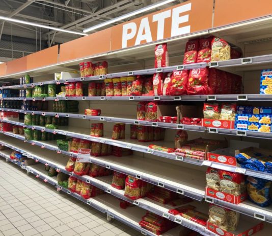 Livraisons, stocks alimentaires, provisions par temps de virus rayons stocks