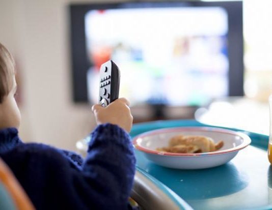 television enfants repas